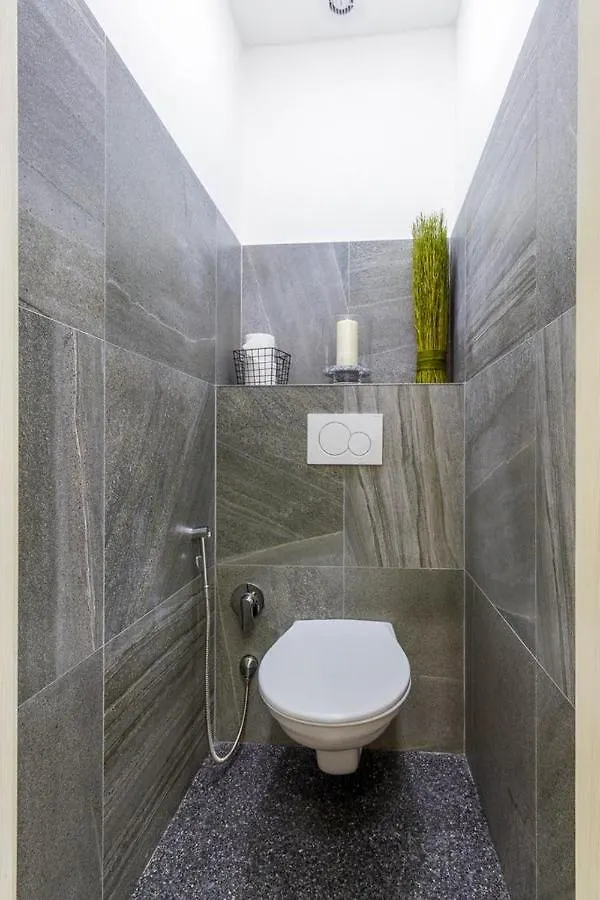 Stylish Apartment 5 Minutes Walk From City Center Prag Tjeckien
