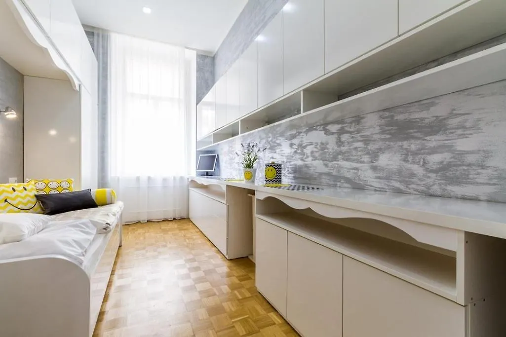 Stylish Apartment 5 Minutes Walk From City Center Prag Tjeckien